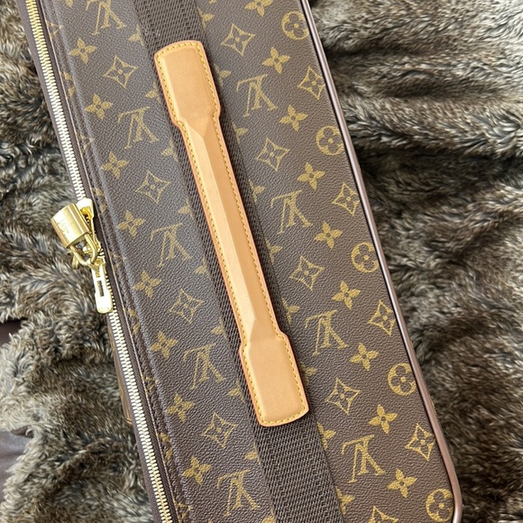 Louis Vuitton suitcase with wheels - Picture 4 of 16